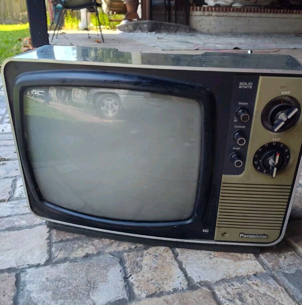 Vtg 1970s Panasonic TR-882 Solid State Portable Television TV 12" Prop Retro