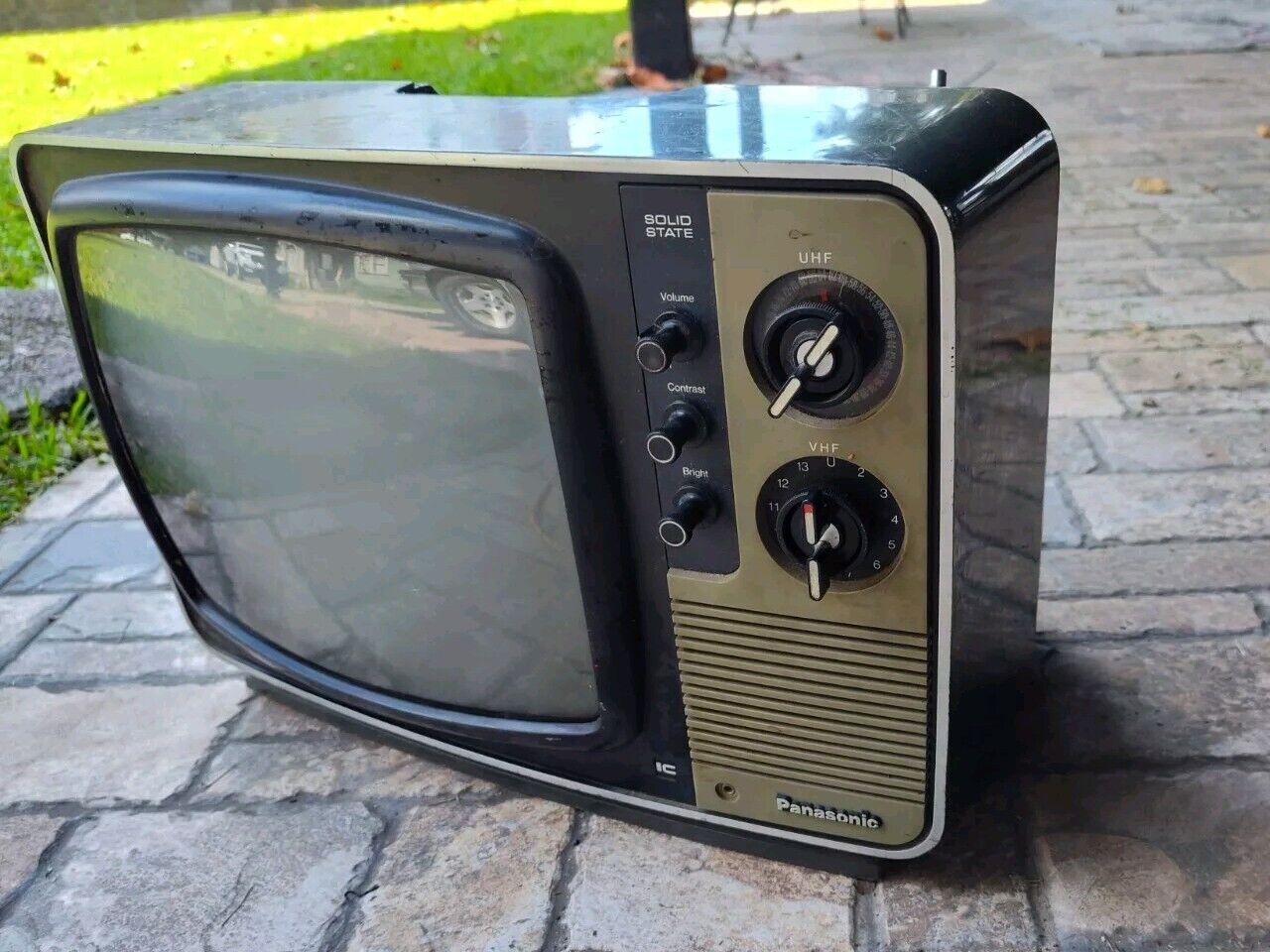 Vtg 1970s Panasonic TR-882 Solid State Portable Television TV 12" Prop Retro